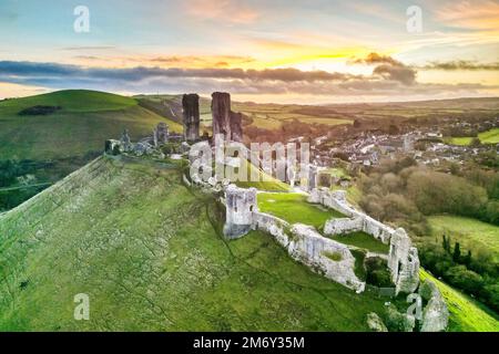 Corfe Castle, Dorset, UK.  6th January 2023. Sunrise at Corfe Castle in Dorset.  Picture Credit: Graham Hunt/Alamy Live News Stock Photo