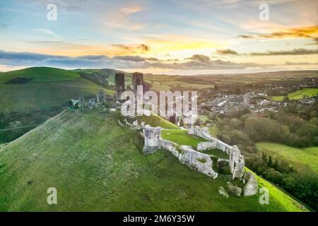 Corfe Castle, Dorset, UK.  6th January 2023. Sunrise at Corfe Castle in Dorset.  Picture Credit: Graham Hunt/Alamy Live News Stock Photo