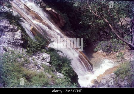 Kempty Falls is a popular picnic spot located at 15 km from Mussoorie city. Situated at a height of 4500 ft between Mussoorie valley Stock Photo