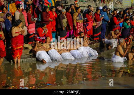 Bhaktapur, Nepal. 06th Jan, 2023. Hindu devotees perform rituals in the Hanumante river. Shree Swasthani Barta Katha or Madhav Narayan festival is a month long festival devoted to the religious fasting, holy bath and rituals. Devotees concluded the month-long fasting for better life and prosperity, the festival is dedicated to Lord Shiva. (Photo by Sunil Pradhan/SOPA Images/Sipa USA) Credit: Sipa USA/Alamy Live News Stock Photo