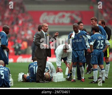 GIANLUCA VIALI gives a team talk before extra time, CHELSEA 2 v Middlesbrough 0, Coca Cola Cup Final, 980329. Photo: Neil Tingle/Action Plus.1998.soccer.premier.football.manager managers.association.coach coaches.club clubs.premiership premier league Stock Photo