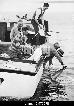 The Duke of York (1895-1952), the future King George VI, fishing in the Bay of Islands, New Zealand, during his tour of Australia and New Zealand, 1927. His journey by sea to Australia, New Zealand and Fiji went via Jamaica. Stock Photo