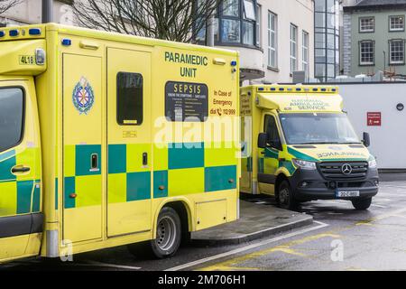 Cork, Ireland. 6th Jan, 2023. The hospital overcrowding crisis continues and looks like it will get worse before it gets better. Ambulances queued at the Mercy Hospital, Cork today, as the ED is stretched to the limits. Credit: AG News/Alamy Live News Stock Photo