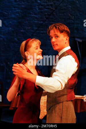 l-r: Claire Skinner (Laura Wingfield), Mark Dexter (The Gentleman Caller) in THE GLASS MENAGERIE by Tennessee Williams at the Donmar Warehouse  13/09/1995 design: Rob Howell  lighting: David Hersey  director: Sam Mendes Stock Photo