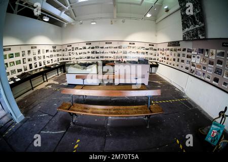 The National Slate Museum sits below Dinorwic Slate Quarry, situated between the villages of Dinorwig and Llanberis, Snowdonia, North Wales, UK Stock Photo