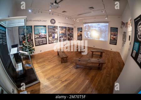 The National Slate Museum sits below Dinorwic Slate Quarry, situated between the villages of Dinorwig and Llanberis, Snowdonia, North Wales, UK Stock Photo