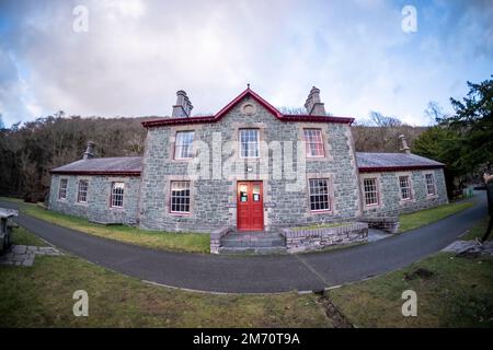 The National Slate Museum sits below Dinorwic Slate Quarry, situated between the villages of Dinorwig and Llanberis, Snowdonia, North Wales, UK Stock Photo