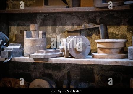 The National Slate Museum sits below Dinorwic Slate Quarry, situated between the villages of Dinorwig and Llanberis, Snowdonia, North Wales, UK Stock Photo