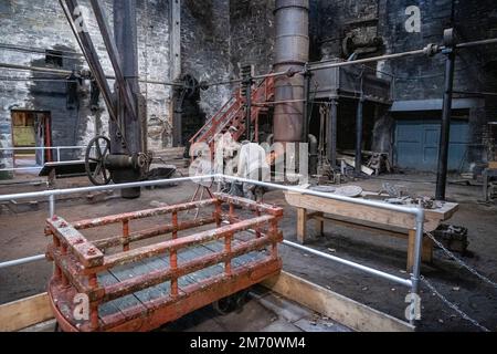 The National Slate Museum sits below Dinorwic Slate Quarry, situated between the villages of Dinorwig and Llanberis, Snowdonia, North Wales, UK Stock Photo