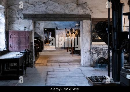 The National Slate Museum sits below Dinorwic Slate Quarry, situated between the villages of Dinorwig and Llanberis, Snowdonia, North Wales, UK Stock Photo