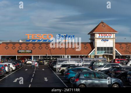 Tesco Extra on A127 Prince Avenue, Southend on Sea, Essex, UK. Building and car park. Harris and Hoole better coffee. People, cars. Stock Photo