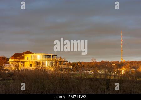 Wien, Vienna: Wienerwald (Vienna Woods) with restaurant Cobenzl, mountain Kahlenberg with antenna in 19. Döbling, Wien, Austria Stock Photo