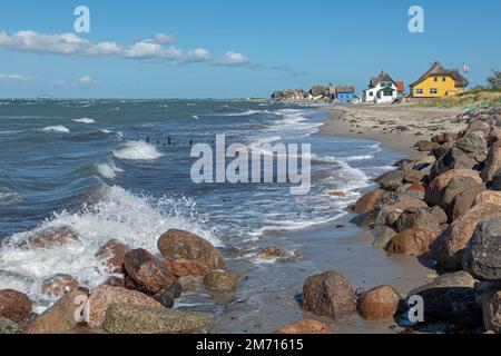 Thatched roof houses on the beach, Fehmarnsund Bridge, Graswarder Peninsula, Heiligenhafen, Schleswig-Holstein, Germany Stock Photo