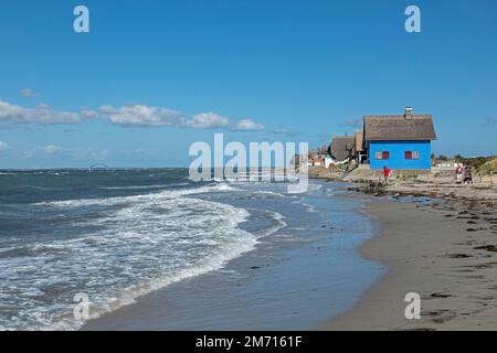 Thatched roof houses on the beach, Fehmarnsund Bridge, Graswarder Peninsula, Heiligenhafen, Schleswig-Holstein, Germany Stock Photo