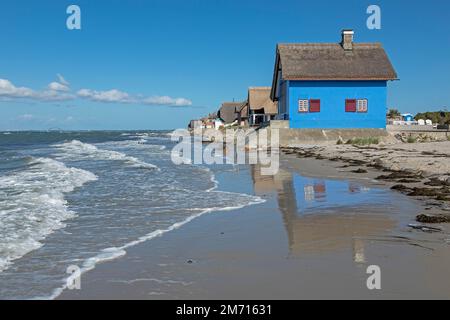 Thatched roof houses on the beach, Fehmarnsund Bridge, Graswarder Peninsula, Heiligenhafen, Schleswig-Holstein, Germany Stock Photo