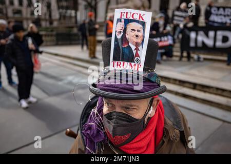 New York City, United States. 06th Jan, 2023. NEW YORK, NEW YORK - JANUARY 6: A protester wearing an anti-Trump hat near the steps of the New York Public Library on the second anniversary of the attack on the US Capitol on January 6, 2023 in New York City. Over 900 people, primarily Trump supporters and far-right extremists, have been charged in an attempt to prevent Congress from certifying Joe Biden's electoral victory in 2020. (Photo by Michael Nigro/Sipa USA) Credit: Sipa USA/Alamy Live News Stock Photo