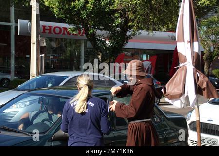 Curitiba, Parana, Brasil. 6th Jan, 2023. (INT) Capuchin Friars give  blessing. January 6, 2023. Brazil, Curitiba, Parana: About 10,000 vehicles  should participate in the traditional blessing of cars and faithful that  will