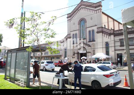 Curitiba, Parana, Brasil. 6th Jan, 2023. (INT) Capuchin Friars give  blessing. January 6, 2023. Brazil, Curitiba, Parana: About 10,000 vehicles  should participate in the traditional blessing of cars and faithful that  will