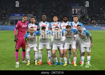 Milan, Italy, 4th January 2023. The SSC Napoli starting eleven line up for a team photo prior to kick off, back row ( L to R ); Alex Meret, Mathias Olivera, Victor Osimhen, Min-Jae Kim, Andre Anguissa and Amir Rrahmani, front row ( L to R ); Stanislav Lobotka, Giovanni Di Lorenzo, Piotr Zielinski, Khvicha Kvaratskhelia and Matteo Politano, in the Serie A match at Giuseppe Meazza, Milan. Picture credit should read: Jonathan Moscrop / Sportimage Stock Photo