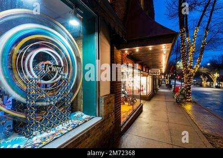 K'Nex Ferris Wheel in window display of O.P. Taylor's Toy Store on Main Street, Brevard, North Carolina, USA Stock Photo