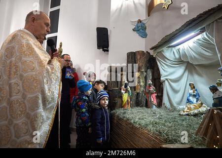 Kherson, Ukraine. 06th Jan, 2023. Orthodox church father prays during the Christmas mass. Orthodox Christmas celebration in the city of Kherson, Ukraine. This celebration coincided with the 36-hour ceasefire decreed by Russian President Vladimir Putin. Credit: SOPA Images Limited/Alamy Live News Stock Photo
