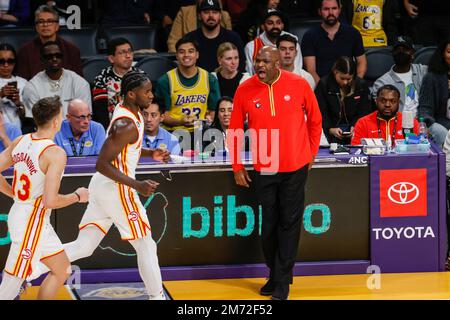 Los Angeles, California, USA. 6th Jan, 2023. Atlanta Hawks head coach Nate McMillan yells at his players during an NBA basketball game against the Los Angeles Lakers, Friday, January 6, 2023, in Los Angeles. (Credit Image: © Ringo Chiu/ZUMA Press Wire) Credit: ZUMA Press, Inc./Alamy Live News Stock Photo