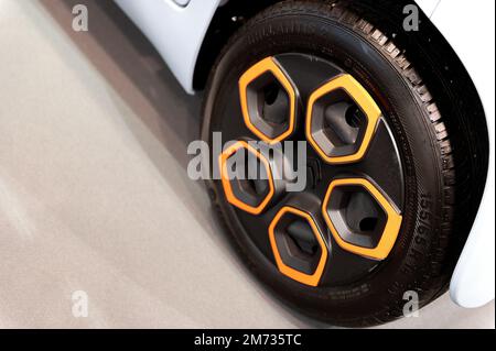 Riga, Lettonie - 29 avril 2022 : vue intérieure de la voiture Nissan Juke  avec tableau de bord, volant multifonctions, compteur de vitesse Photo  Stock - Alamy