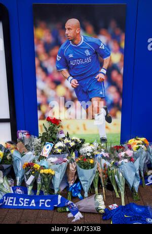 London, UK. 7th Jan, 2023. People come to pay their respects to Gianluca Vialli. Flowers and tributes are left at Stamford Bridge after the death of former player and manager, Gianluca Vialli. He died on January 6th in the Royal Marsden Hospital, aged 58. He played for Chelsea from 1996-1999, wearing the number 9 shirt and scoring 21 goals in 58 appearances. He was Player Manager from1998-2000. He played for Italy 59 times scoring 16 goals. Credit: Mark Thomas/Alamy Live News Stock Photo