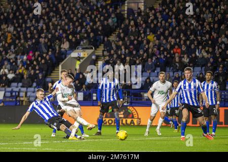 Sheffield, UK. 07th Jan, 2023. SHEFFIELD, ENGLAND - JANUARY 7: Matt Ritchie of Newcastle United shoots during the FA Cup match between Sheffield Wednesday and Newcastle United at Hillsborough on January 7, 2023 in Sheffield, United Kingdom. (Photo by Richard Callis/SPP) (Foto: Richard Callis/Sports Press Photo/C - ONE HOUR DEADLINE - ONLY ACTIVATE FTP IF IMAGES LESS THAN ONE HOUR OLD - Alamy) Credit: SPP Sport Press Photo. /Alamy Live News Stock Photo