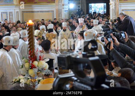 Kyiv, Ukraine. 07th Jan, 2023. Ukrainian priests attend the Christmas service at the Holy Dormition Cathedral of the Kyiv Pechersk Lavra monastery in Kyiv. The celebration of Christmas under the chairmanship of Metropolitan Epifaniy of the Orthodox Church of Ukraine. Until December 31, 2022, services were held under the control of the UOC of the Moscow Patriarchate. Credit: SOPA Images Limited/Alamy Live News Stock Photo