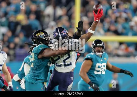 JACKSONVILLE, FL - JANUARY 07: Tennessee Titans running back Jonathan Ward  (33) runs with the ball during the game between the Tennessee Titans and  the Jacksonville Jaguars and the on January 7