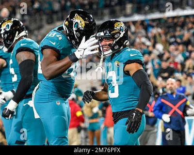 January 7, 2023: Jacksonville Jaguars wide receiver Christian Kirk (13)  catches the ball for a 1st down during a game against the Tennessee Titans  in Jacksonville, FL. Romeo T Guzman/CSM/Sipa USA.(Credit Image: ©