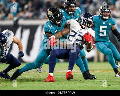 JACKSONVILLE, FL - JANUARY 07: Tennessee Titans running back Jonathan Ward  (33) runs with the ball during the game between the Tennessee Titans and  the Jacksonville Jaguars and the on January 7