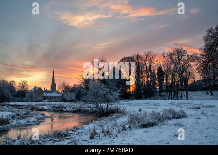 Burford and the river windrush in the December Snow. Burford, Cotswolds, Oxfordshire, England. Stock Photo