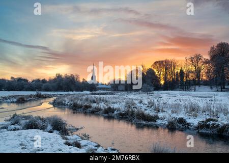 Burford and the river windrush in the December Snow. Burford, Cotswolds, Oxfordshire, England. Stock Photo