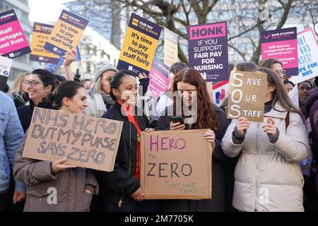 File photo dated 20/12/2022 of members of the Royal College of Nursing (RCN) on the picket line outside St Thomas' Hospital, central London. Sir Keir Starmer has been challenged to team up with the SNP to defeat the UK Government's legislative plans for minimum service levels during strikes. Issue date: Sunday January 8, 2023. Stock Photo