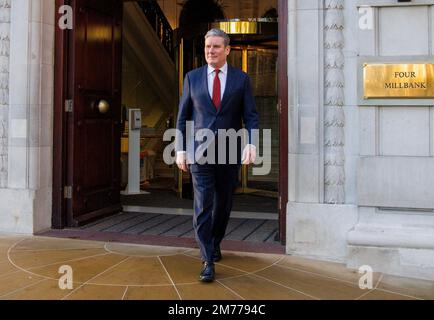 London, UK. 8th Jan, 2023. Labour Leader, Sir Keir Starmer, arrives to be a guest on Sophie Ridge on Sunday. He will discuss the topical events of the week including the NHS and the Royals. Credit: Mark Thomas/Alamy Live News Credit: Mark Thomas/Alamy Live News Stock Photo