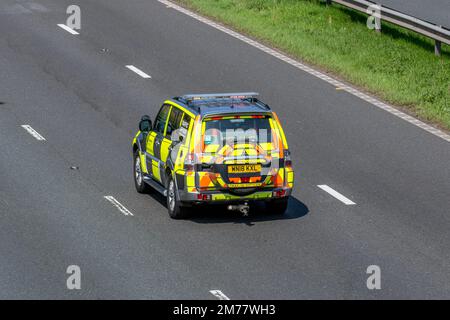 'Don't Pass' LED  sign on the rear of HIGHWAYS ENGLAND TRAFFIC OFFICER Mitsubishi Shogun SG3 DI-D LWB Auto; travelling on the M6 motorway, UK Stock Photo