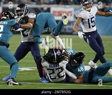 JACKSONVILLE, FL - JANUARY 07: Tennessee Titans running back Jonathan Ward  (33) runs with the ball during the game between the Tennessee Titans and  the Jacksonville Jaguars and the on January 7