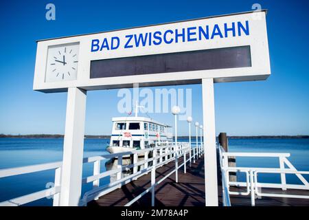 Bad Zwischenahn, Germany. 08th Jan, 2023. The excursion boat 'Ammerland' is moored in sunny weather at a jetty in the spa park of the village. Credit: Hauke-Christian Dittrich/dpa/Alamy Live News Stock Photo