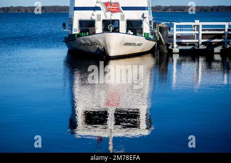 Bad Zwischenahn, Germany. 08th Jan, 2023. In sunny weather, the excursion boat 'Ammerland' is moored on a jetty in the spa gardens and reflected in the Zwischenahner Meer. Credit: Hauke-Christian Dittrich/dpa/Alamy Live News Stock Photo