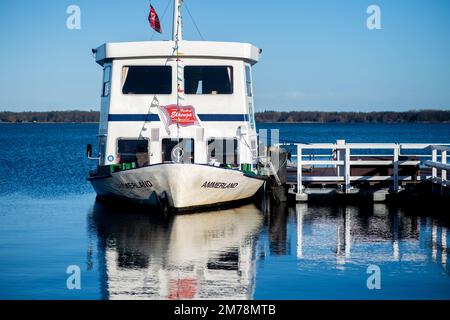 Bad Zwischenahn, Germany. 08th Jan, 2023. The excursion ship 'Ammerland' of the Ekkenga shipping company lies in sunny weather on a jetty in the spa gardens and is reflected in the Zwischenahner Meer. Credit: Hauke-Christian Dittrich/dpa/Alamy Live News Stock Photo