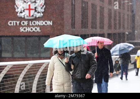 London, UK, 8th January 2023. Tourists walking across the Millennium Bridge in central London were caught out in heavy oubreaks of rain as January's unsettled weather continues. Cedit :Monica Wells/Alamy Live News Stock Photo