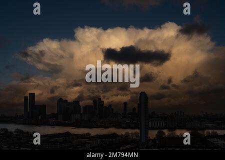 London, UK. 8th January 2023. UK Weather: Sunday late afternoon sees dark, dramatic skies unfold over Canary Wharf during the heavy rain downpour. Credit: Guy Corbishley/Alamy Live News Stock Photo