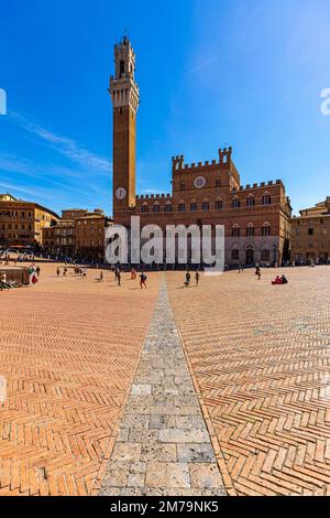 Piazza del Campo with the Torre del Mangia bell tower, Siena, Tuscany, Italy Stock Photo