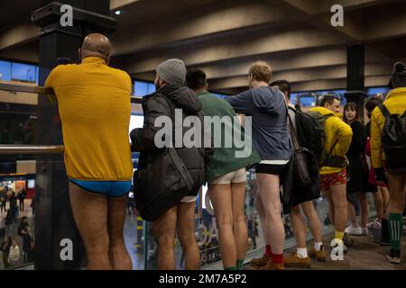 London, UK. 08th Jan, 2023. Participants of the 'No Trousers Tube Ride' are seen at Euston station in London. 'No Trousers Tube Ride' returned to London since it was held in 2020 due to the COVID pandemic. The event celebrates its 10th anniversary in London this year. (Photo by Hesther Ng/SOPA Images/Sipa USA) Credit: Sipa USA/Alamy Live News Stock Photo