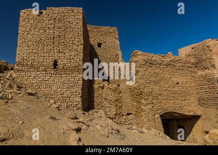 Old Mud Houses In Mut Town In Dakhla Oasis, Egypt Stock Photo - Alamy