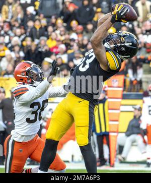 Pittsburgh Steelers tight end Connor Heyward (83) runs drills before an NFL  preseason football game against the Tampa Bay Buccaneers, Friday, Aug. 11,  2023, in Tampa, Fla. (AP Photo/Peter Joneleit Stock Photo - Alamy