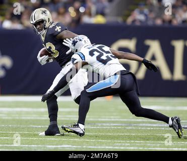 New Orleans Saints tight end Juwan Johnson (83) warms up before an