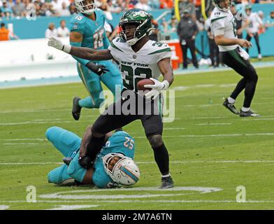 Miami. FL USA; Miami Dolphins linebacker Elandon Roberts (52) celebrates  after sacking Green Bay Packers quarterback Aaron Rodgers (12) during an  NFL game at the Hard Rock Stadium, Sunday, December 25, 2022.